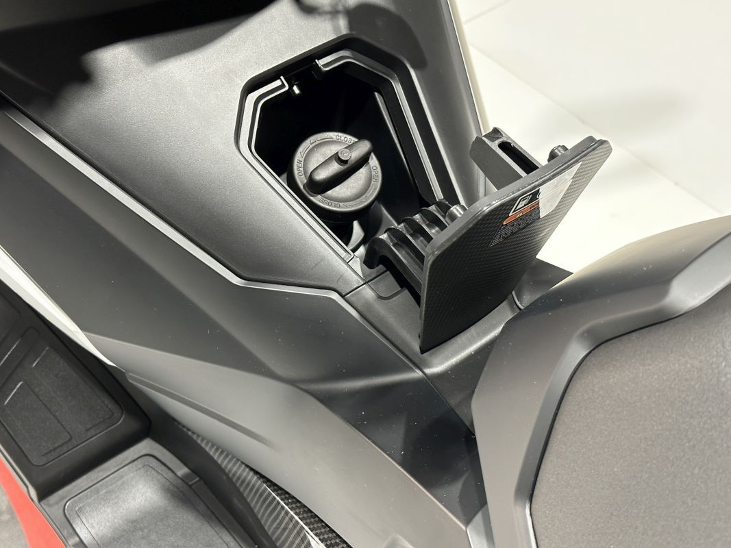 Wottan Sixteen 125: lo scooter spagnolo con ruota da 16" che sfida il traffico urbano